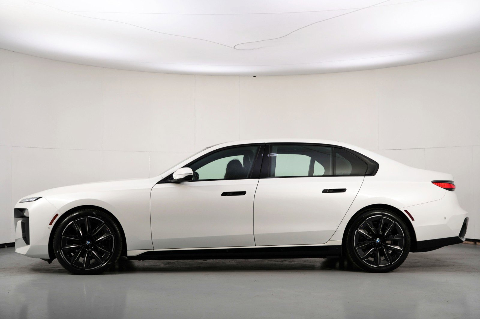 Used 2023 BMW i7 xDrive60 w/ Executive Package 2 image 9