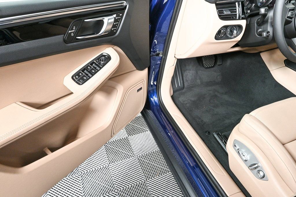 Certified 2026 Porsche Macan image 8