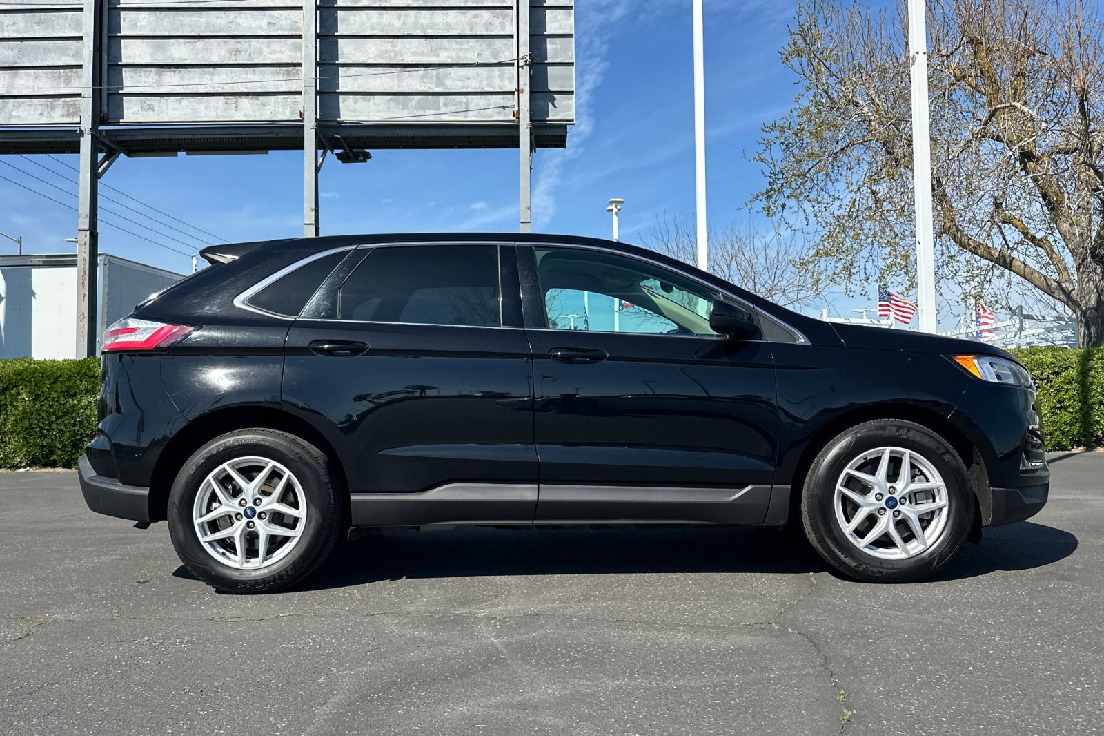 Used 2021 Ford Edge SEL w/ Cargo Accessory Package image 3