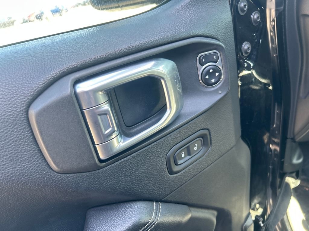 Used 2018 Jeep Wrangler Unlimited Sahara w/ Cold Weather Group image 19