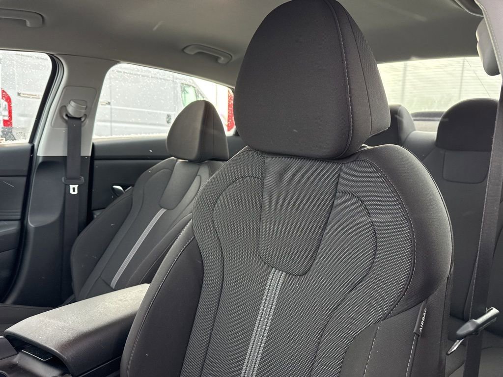 Used 2025 Hyundai Elantra SE w/ Cargo Package image 10