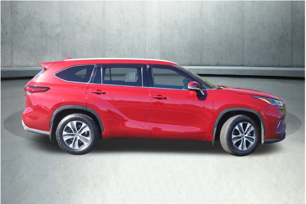 Used 2022 Toyota Highlander XLE AWD/4WD image 11