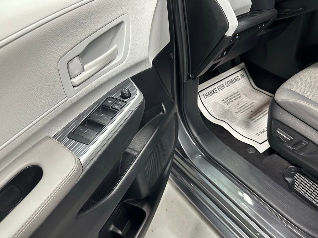 Used 2025 Toyota Sienna LE image 9