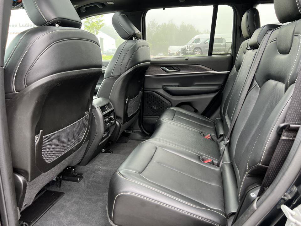 Used 2024 Jeep Grand Cherokee Limited w/ Luxury Tech Group II AWD/4WD image 4