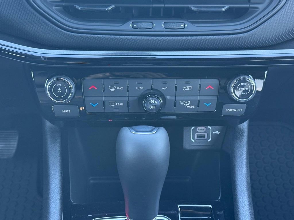 New 2026 Jeep Compass Latitude w/ Sun and Sound Group AWD/4WD image 17