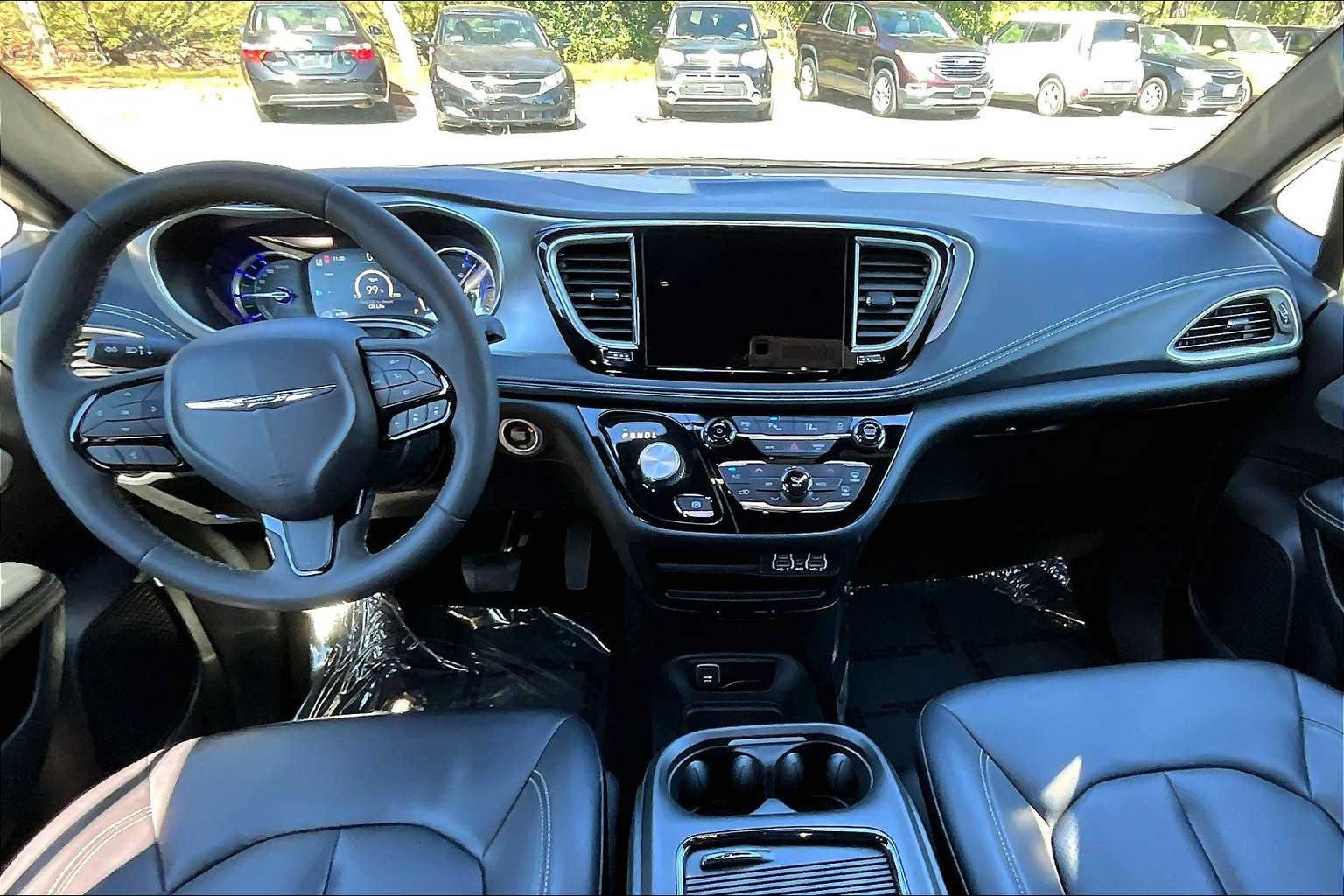 Used 2024 Chrysler Pacifica Limited FWD image 15