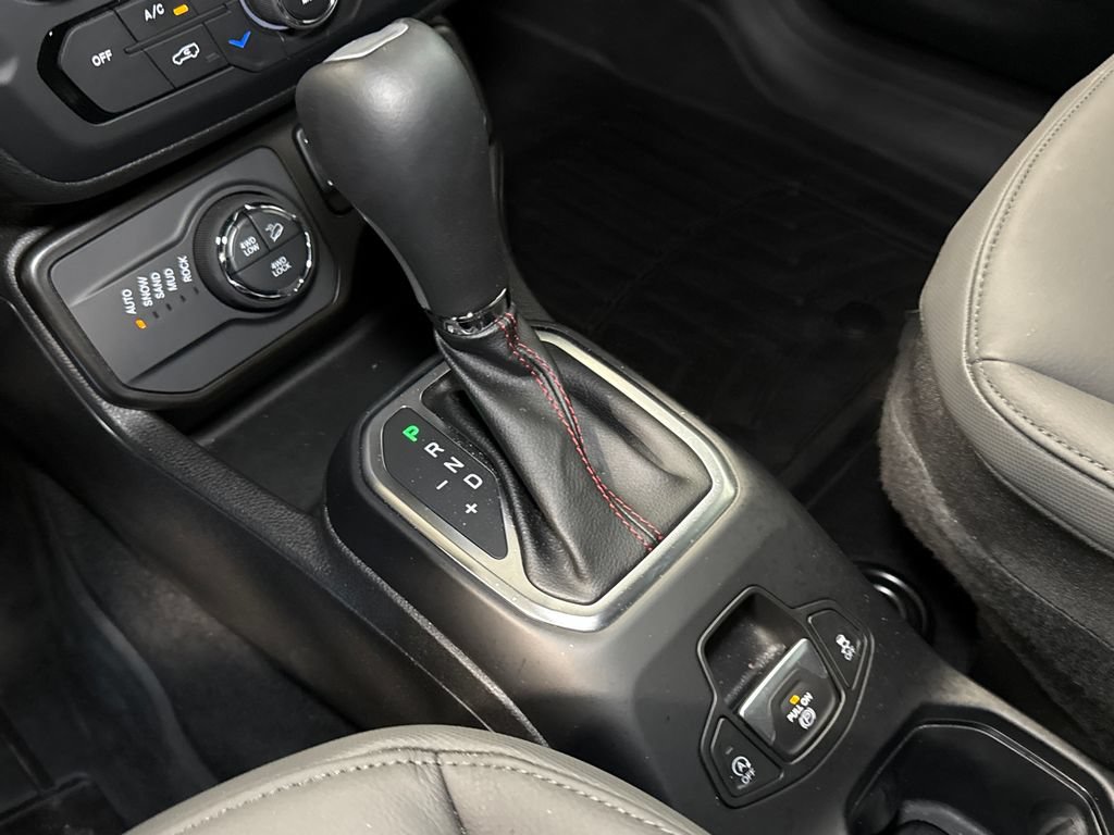 Used 2023 Jeep Renegade Trailhawk w/ Trailhawk Elite Group AWD/4WD image 19