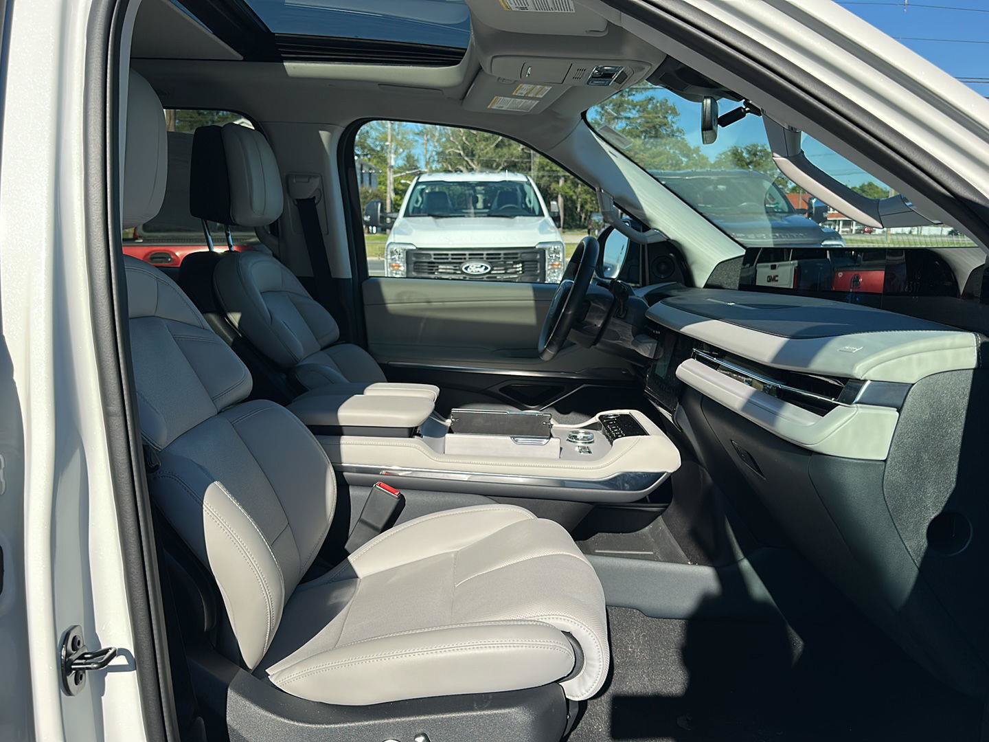 Used 2025 Lincoln Navigator Reserve AWD/4WD image 14