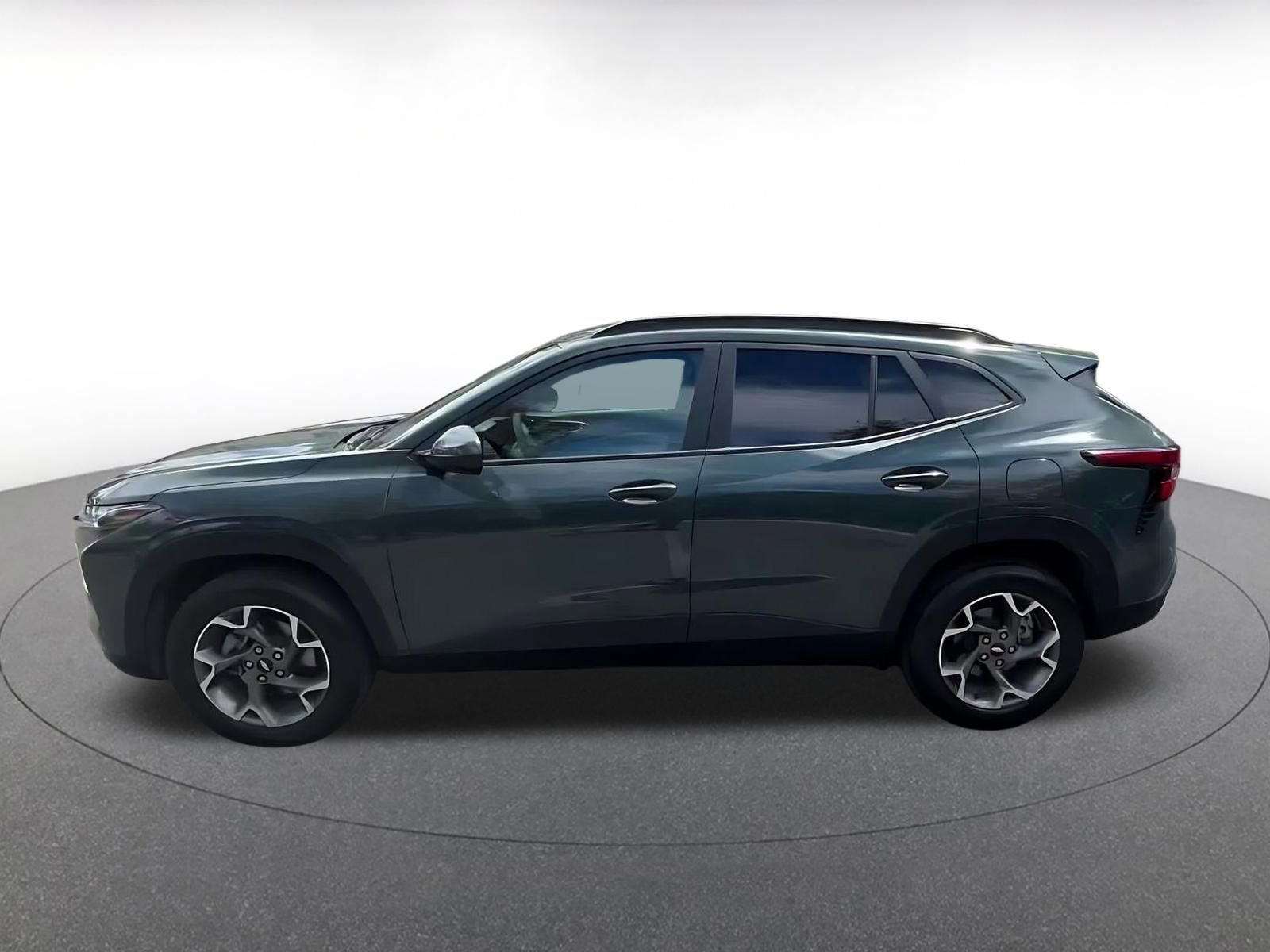 Used 2025 Chevrolet Trax LT FWD image 9
