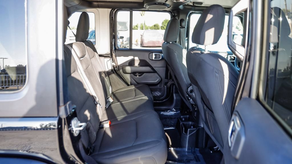 Used 2023 Jeep Wrangler Unlimited Sahara AWD/4WD image 20