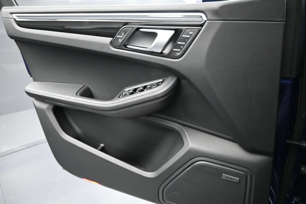 Certified 2024 Porsche Macan AWD/4WD image 24