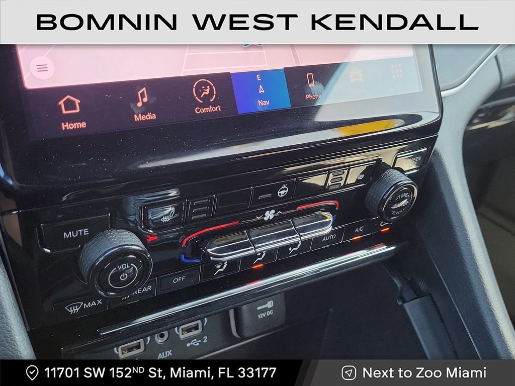 Used 2025 Jeep Grand Cherokee Limited w/ Black Appearance Package image 18