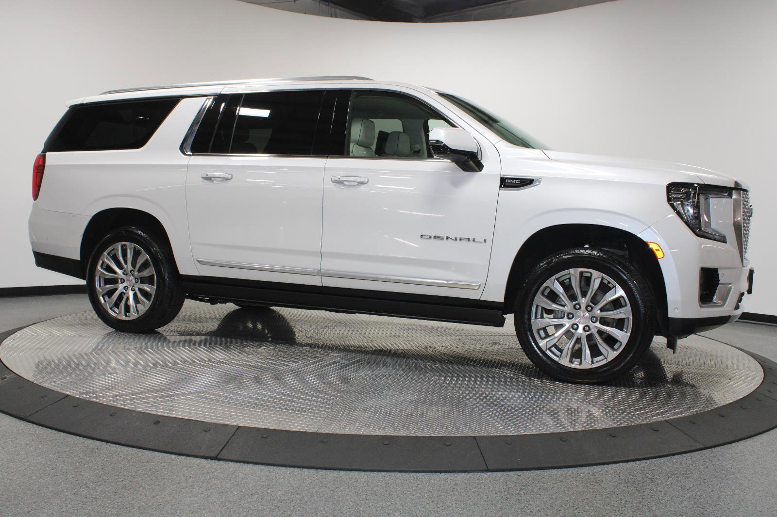 Used 2024 GMC Yukon XL Denali w/ Advanced Technology Package image 17