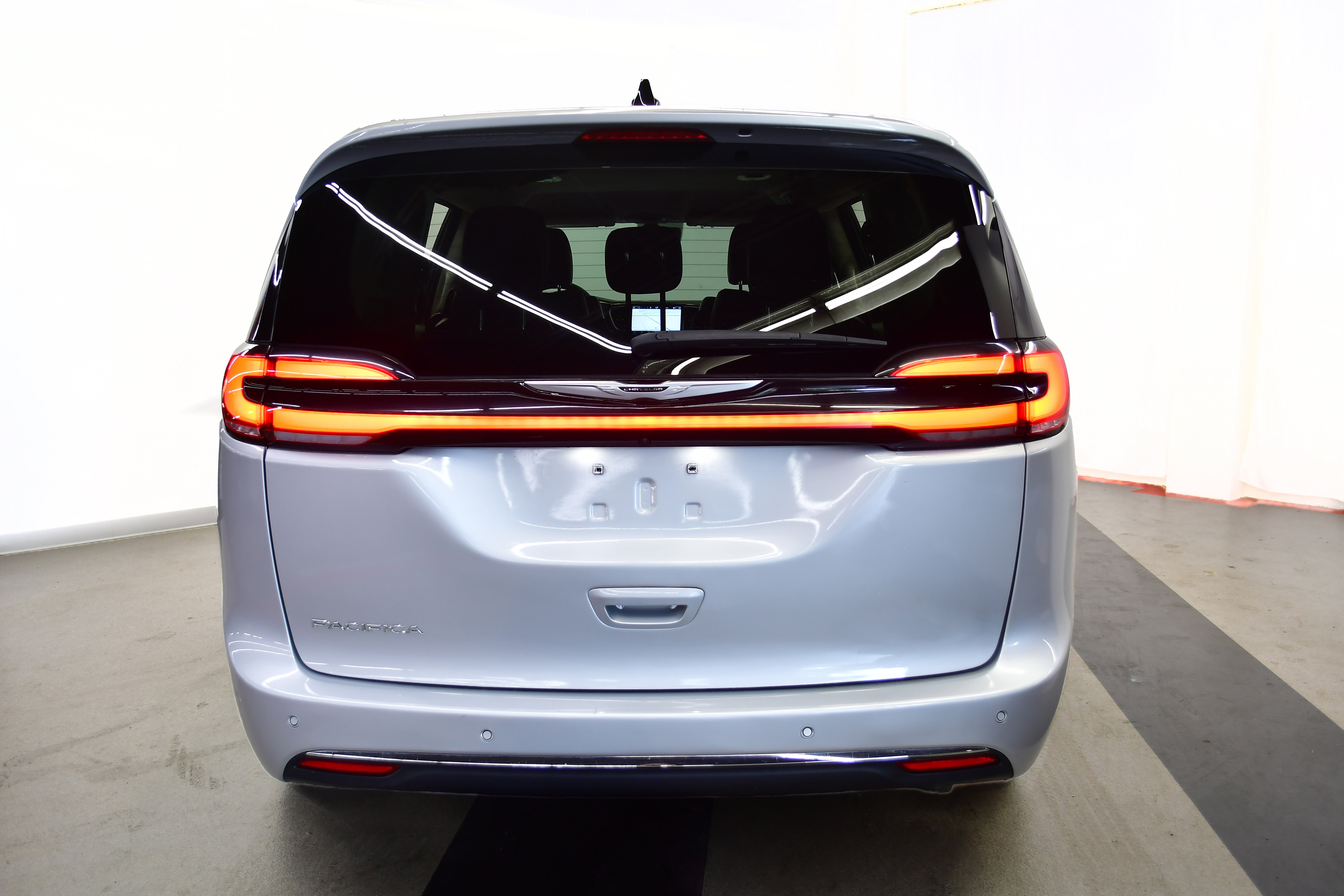 Used 2024 Chrysler Pacifica Touring-L FWD image 6