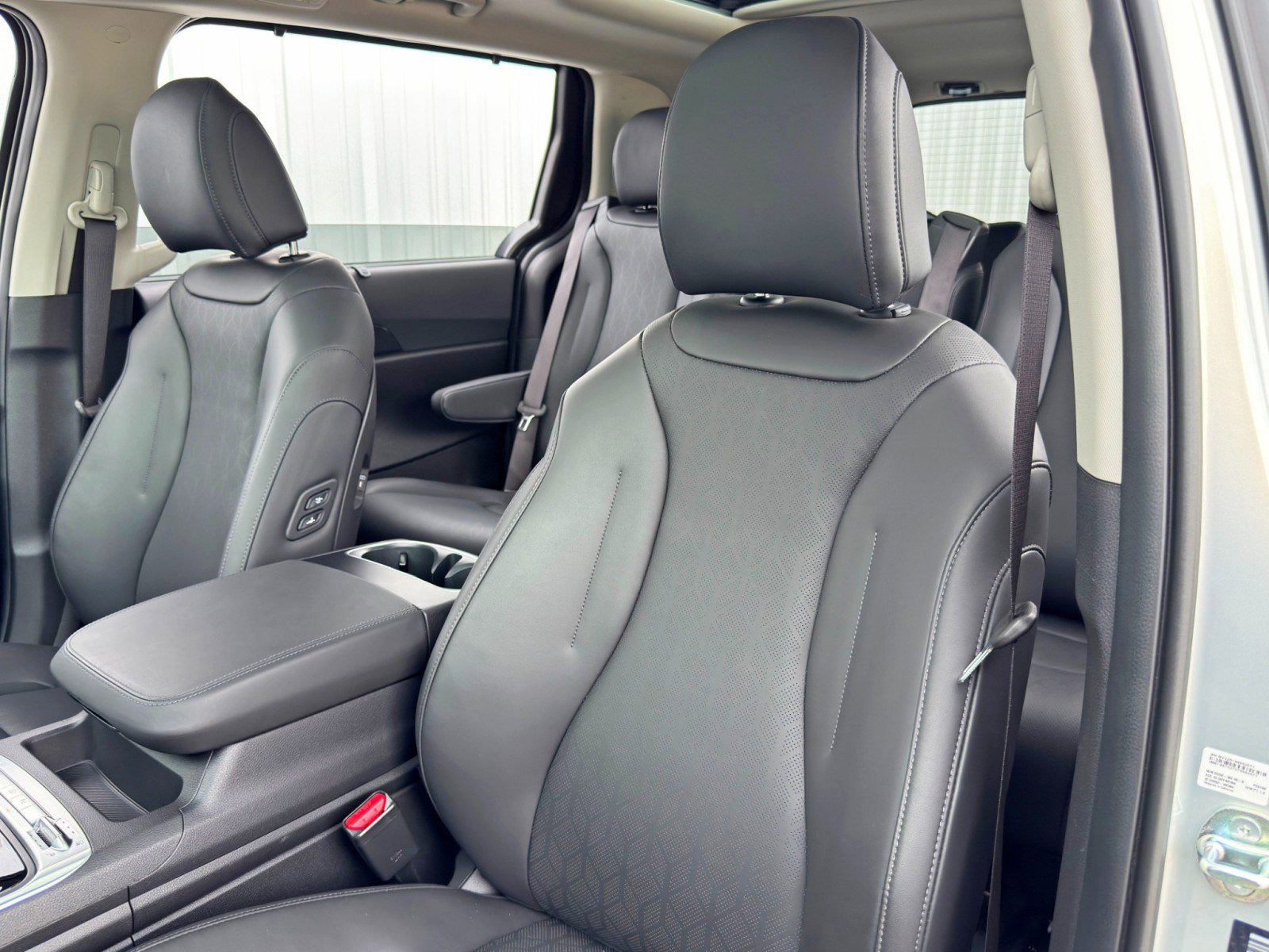 Used 2025 Kia Carnival SX w/ SX Dark Edition Package image 39