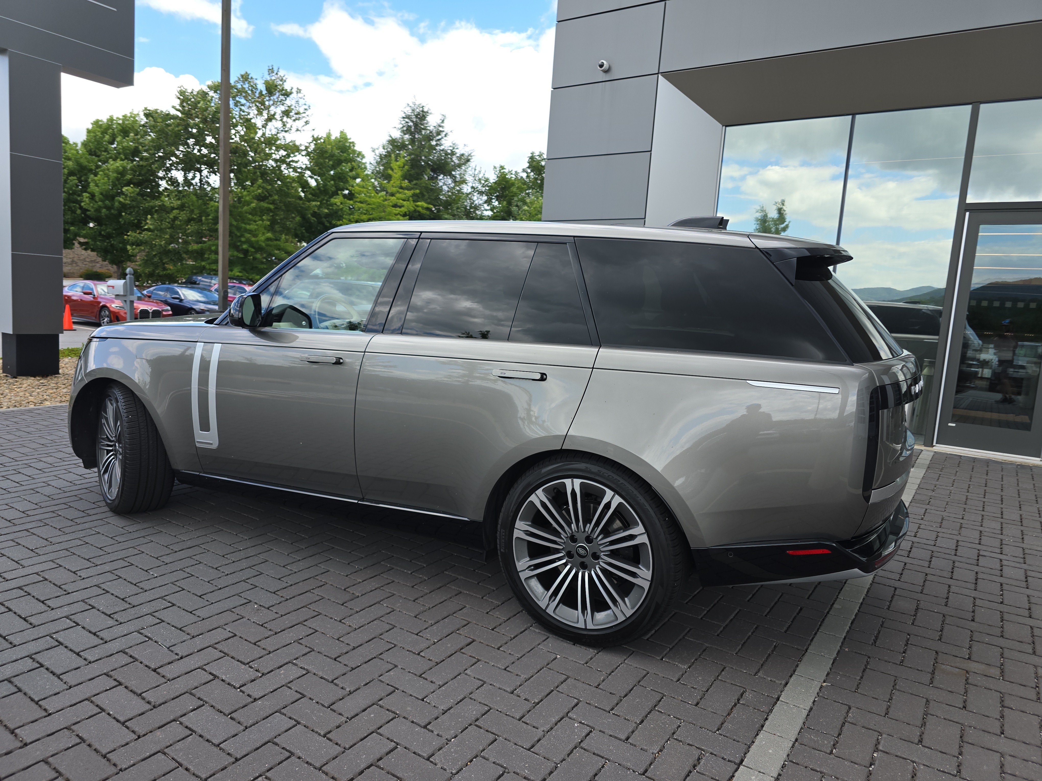 Certified 2023 Land Rover Range Rover Autobiography AWD/4WD image 7