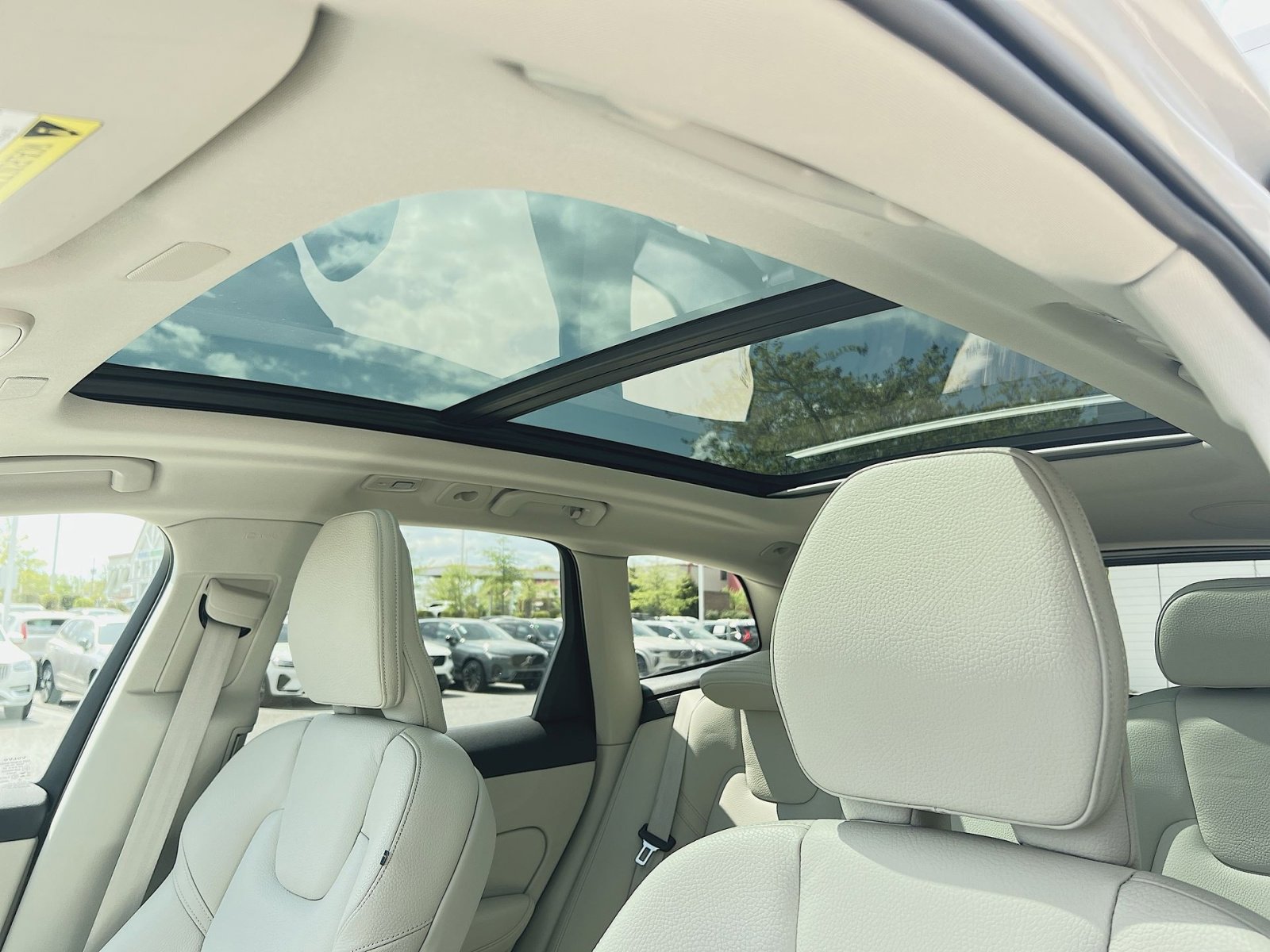 Certified 2023 Volvo XC60 B5 Plus w/ Protection Package Premier AWD/4WD image 32