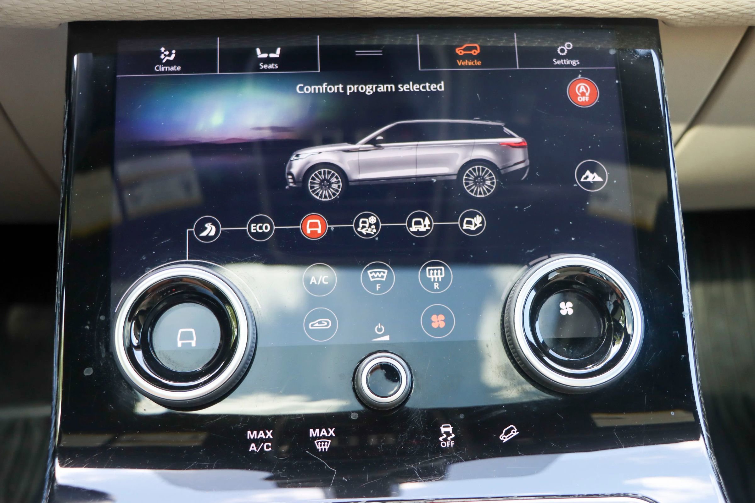 Used 2018 Land Rover Range Rover Velar R-Dynamic SE AWD/4WD image 41