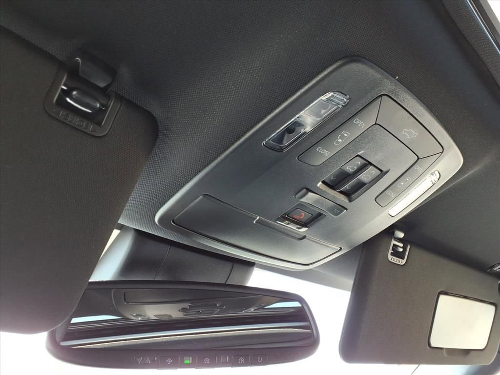 Used 2025 Toyota Sienna XLE Woodland Edition image 28