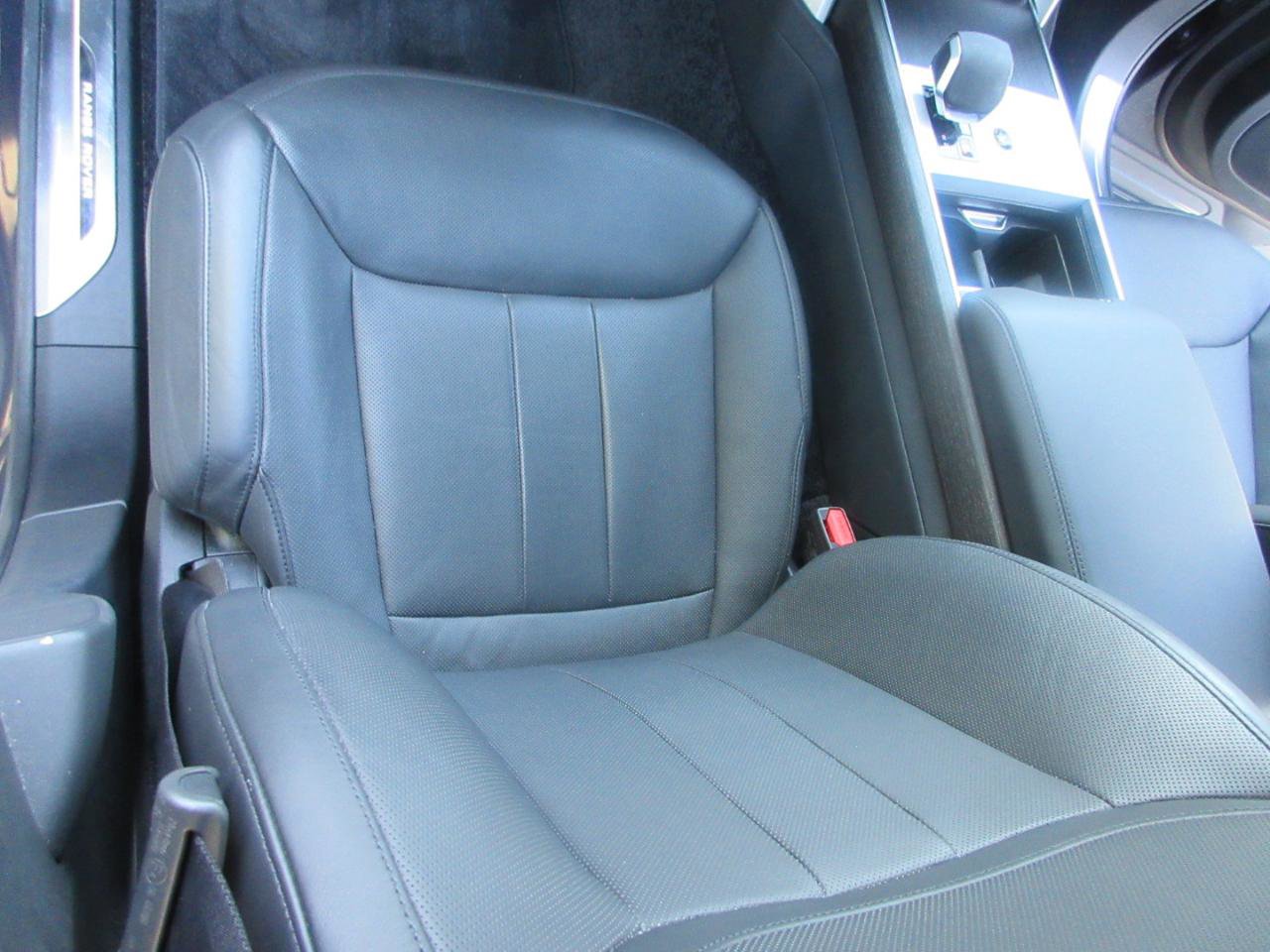 Used 2025 Land Rover Range Rover SE AWD/4WD image 15