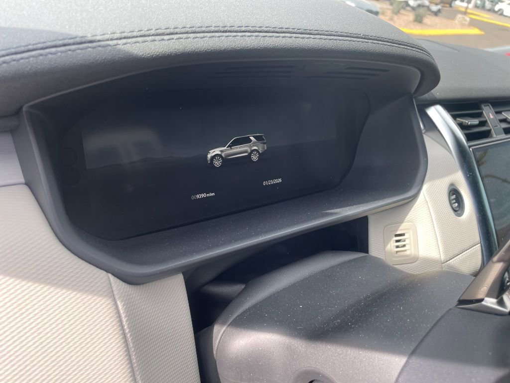 Used 2024 Land Rover Discovery Dynamic SE image 9