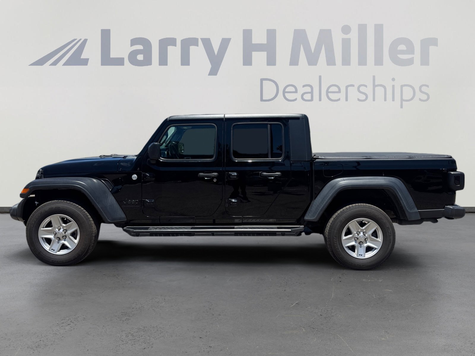 Used 2020 Jeep Gladiator Sport w/ Quick Order Package 24S AWD/4WD image 2