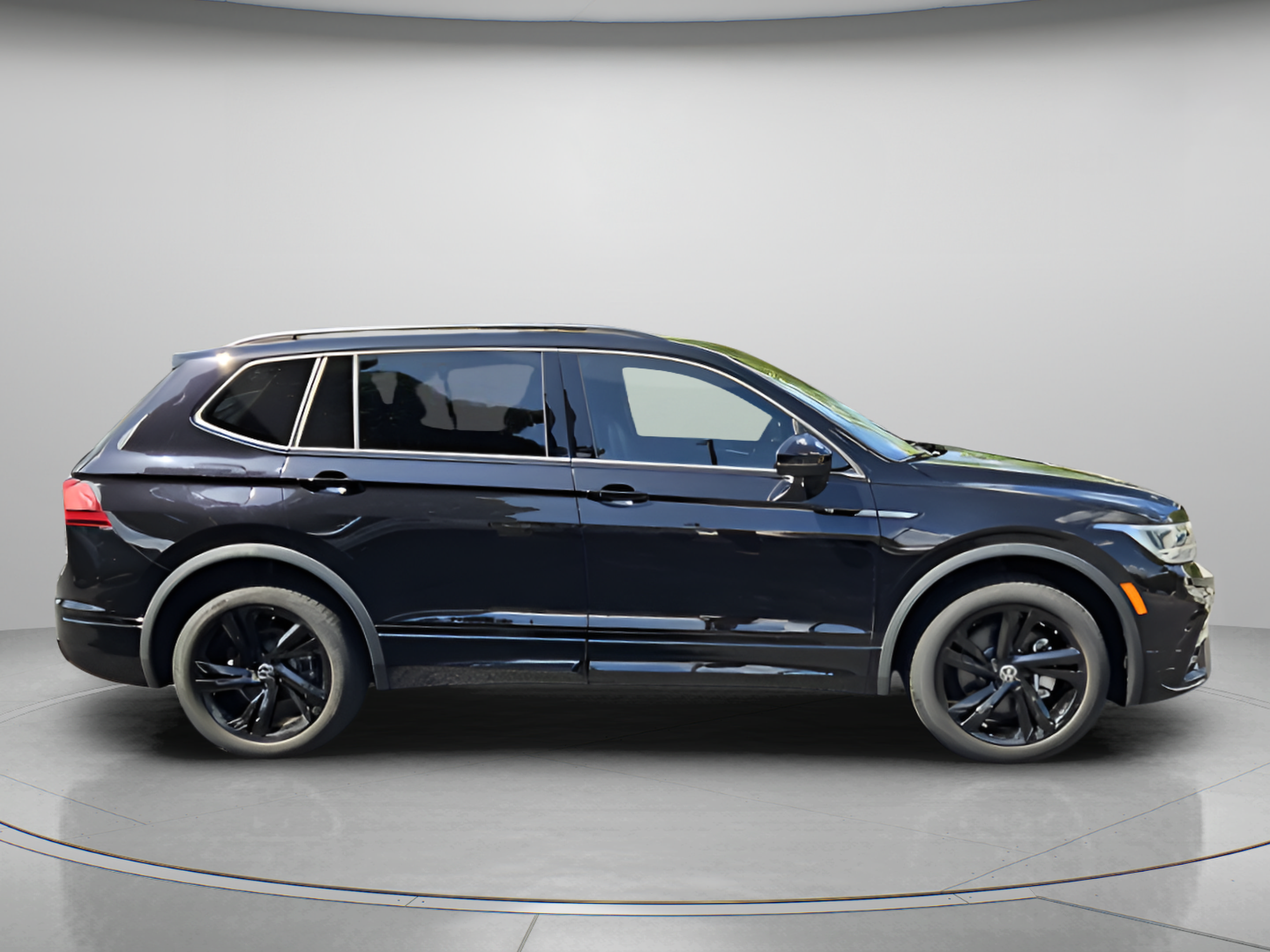 Certified 2023 Volkswagen Tiguan SE R-Line FWD image 6