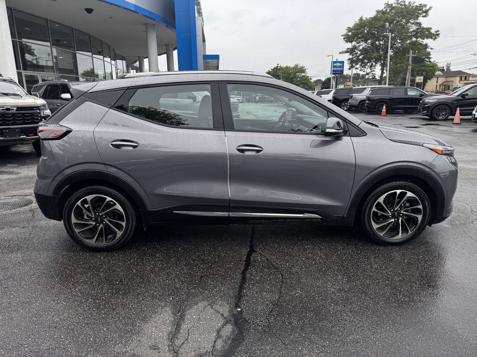Used 2022 Chevrolet Bolt EUV Premier w/ Sun & Sound Package FWD image 8