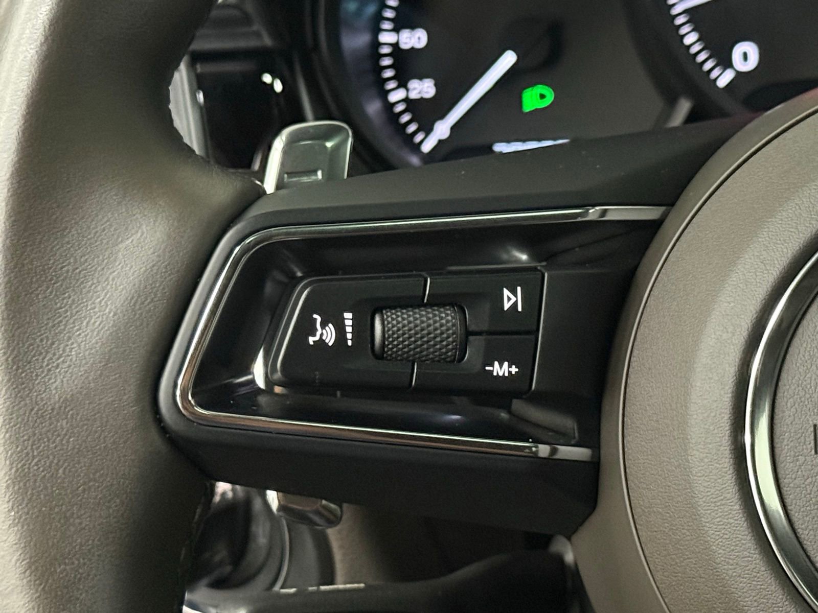 Used 2024 Porsche Macan w/ Premium Plus Package image 26