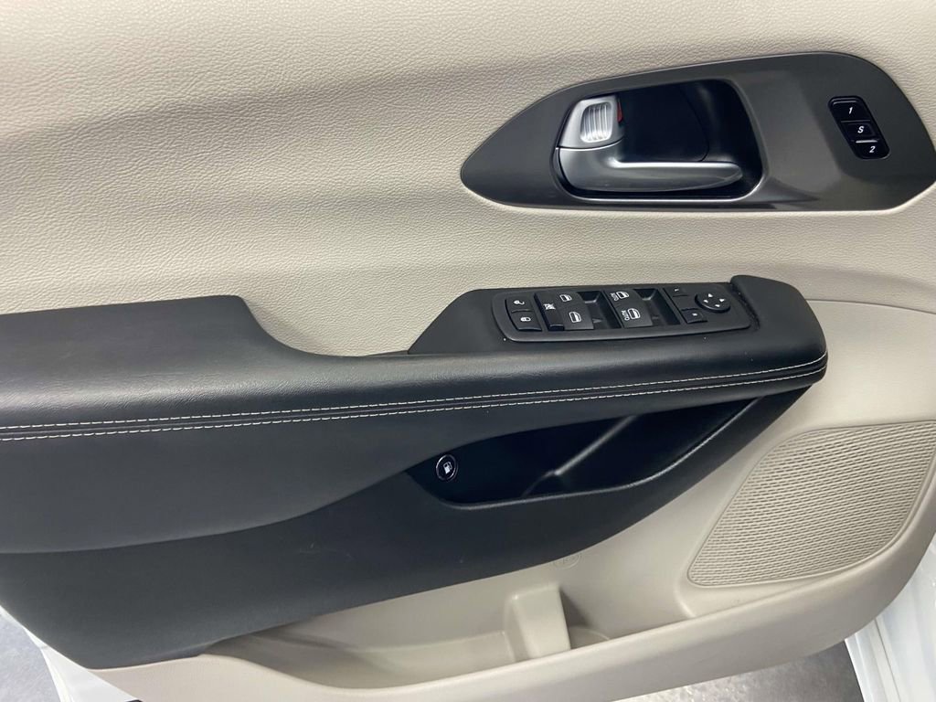 Used 2024 Chrysler Pacifica Select image 17