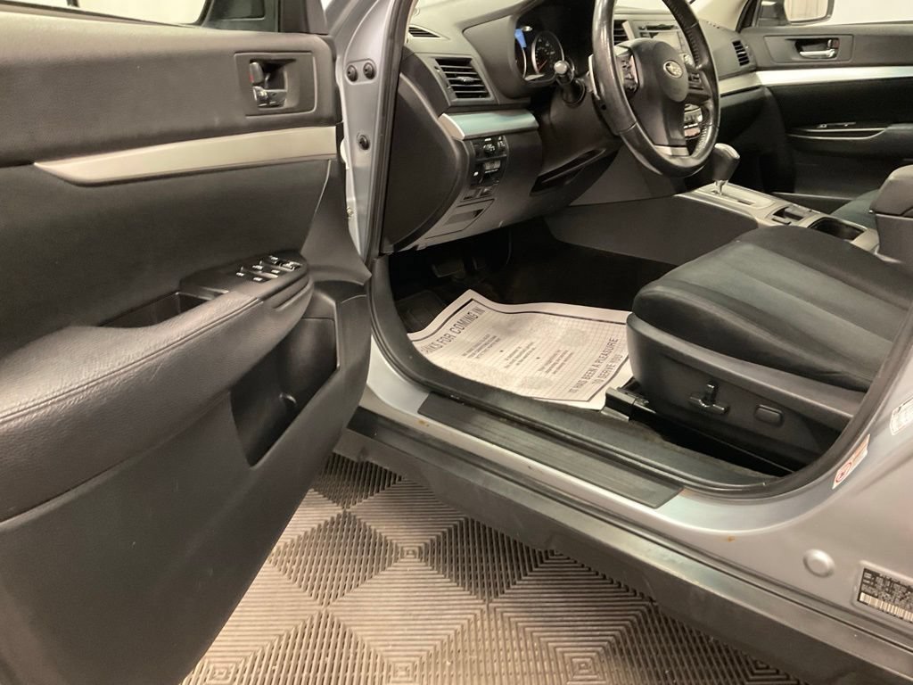 Used 2013 Subaru Outback 2.5i Premium AWD/4WD image 9