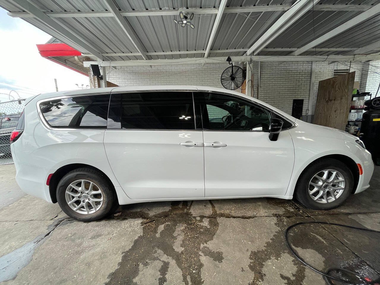Used 2025 Chrysler Pacifica Select FWD image 14