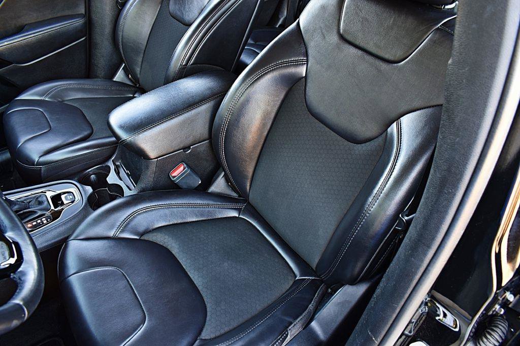 Used 2019 Jeep Cherokee Latitude Plus FWD image 16