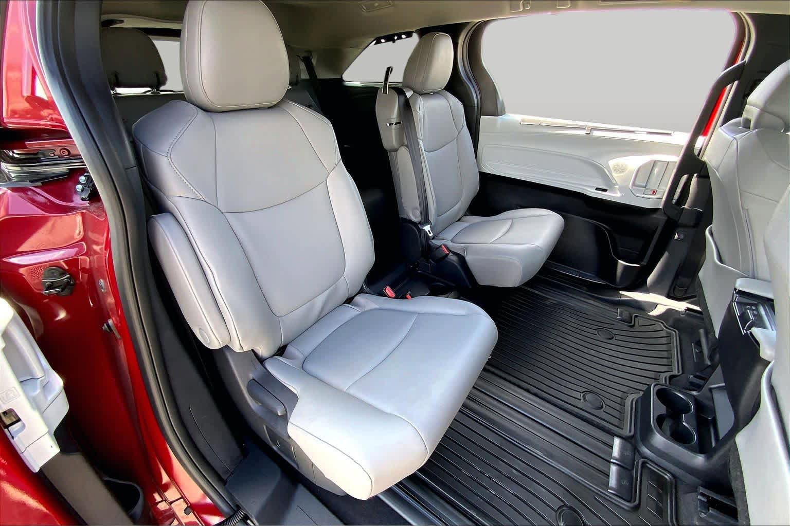 Used 2026 Toyota Sienna XLE FWD image 19