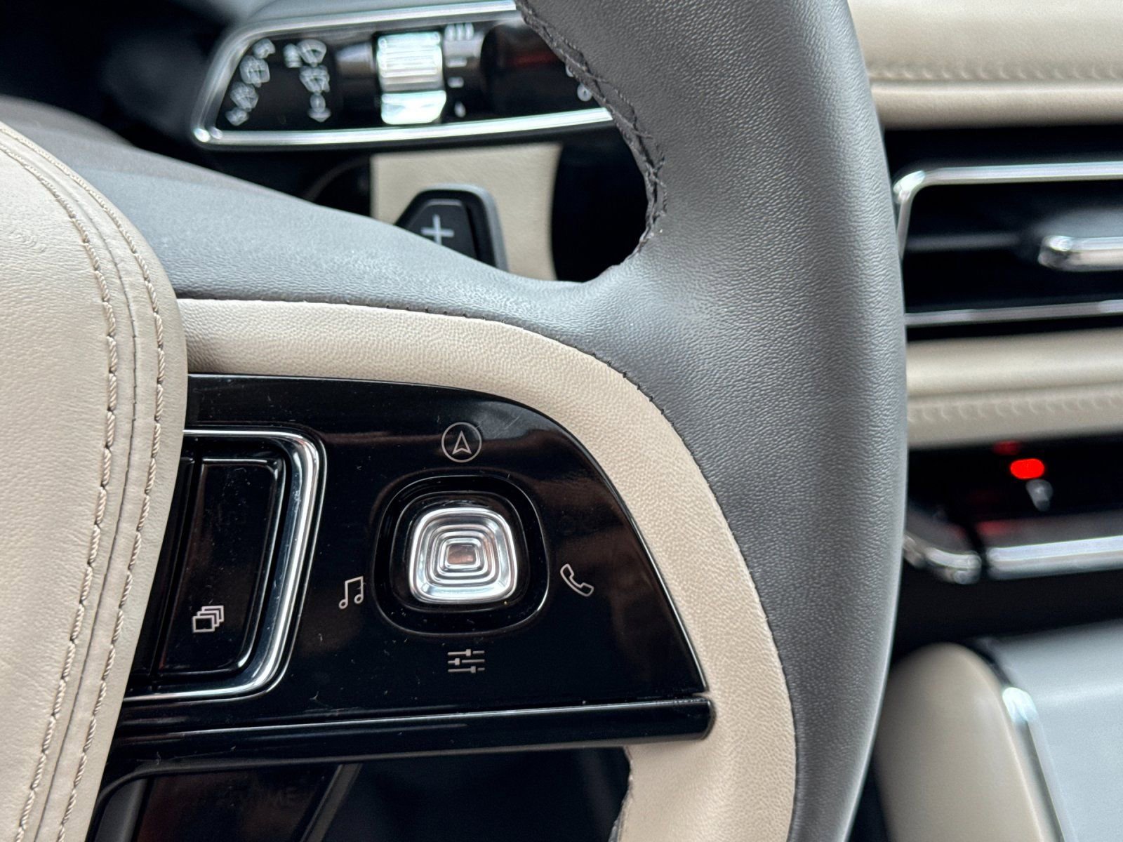 Used 2023 Lincoln Aviator 2WD w/ Premium Package image 31