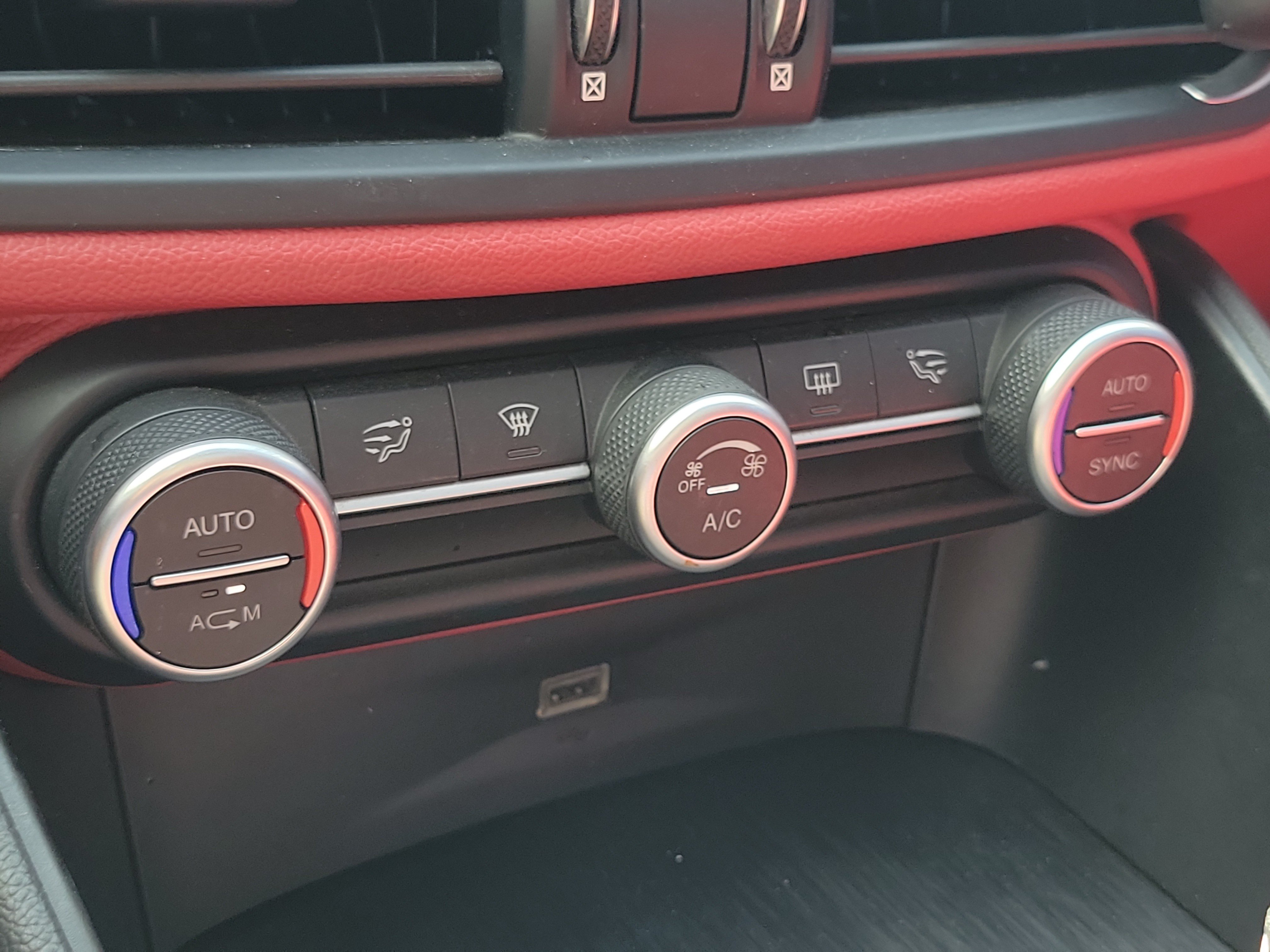 Used 2018 Alfa Romeo Giulia w/ Nero Edizione RWD image 18