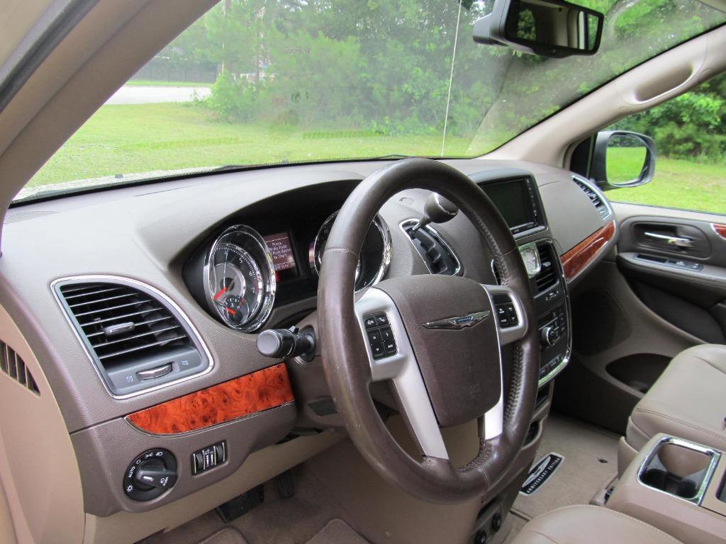Used 2016 Chrysler Town & Country Touring-L image 18