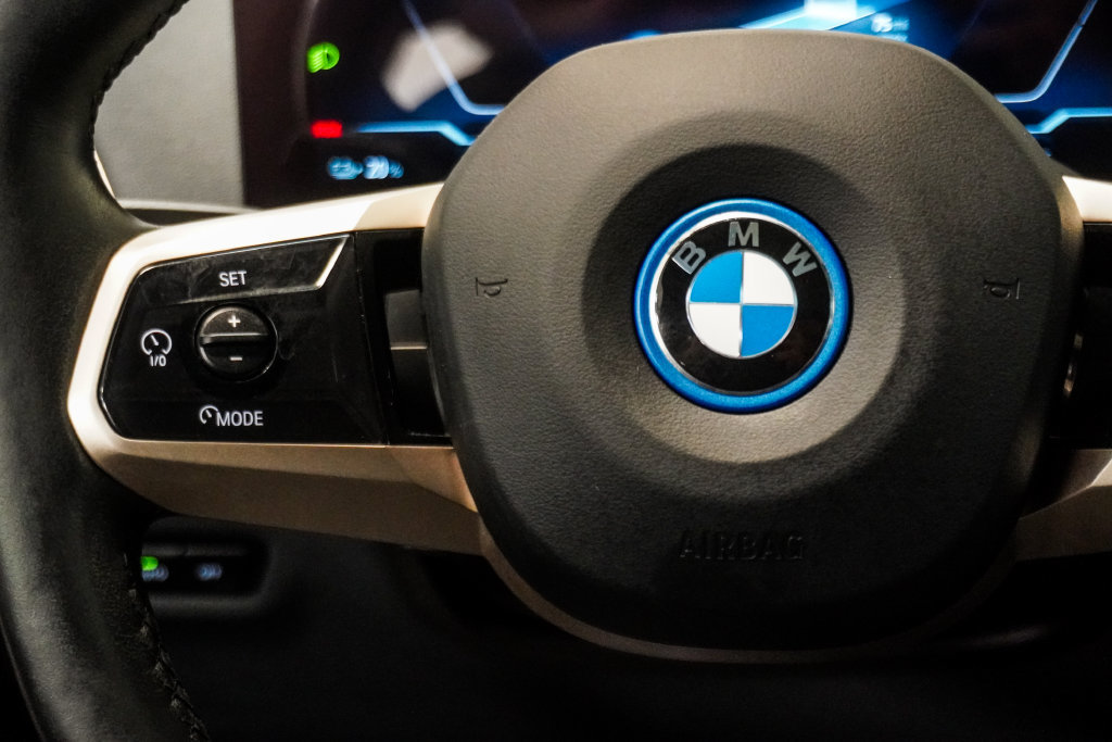 Used 2024 BMW iX xDrive50 w/ Sport Package AWD/4WD image 16