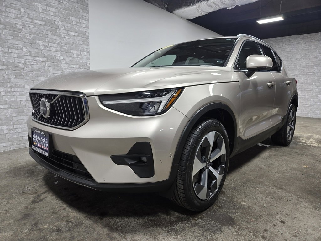 Used 2024 Volvo XC40 B5 Plus image 5