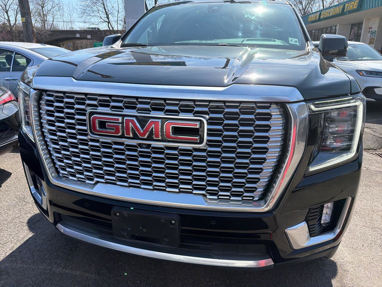 Used 2021 GMC Yukon XL Denali w/ Denali Premium Package image 2