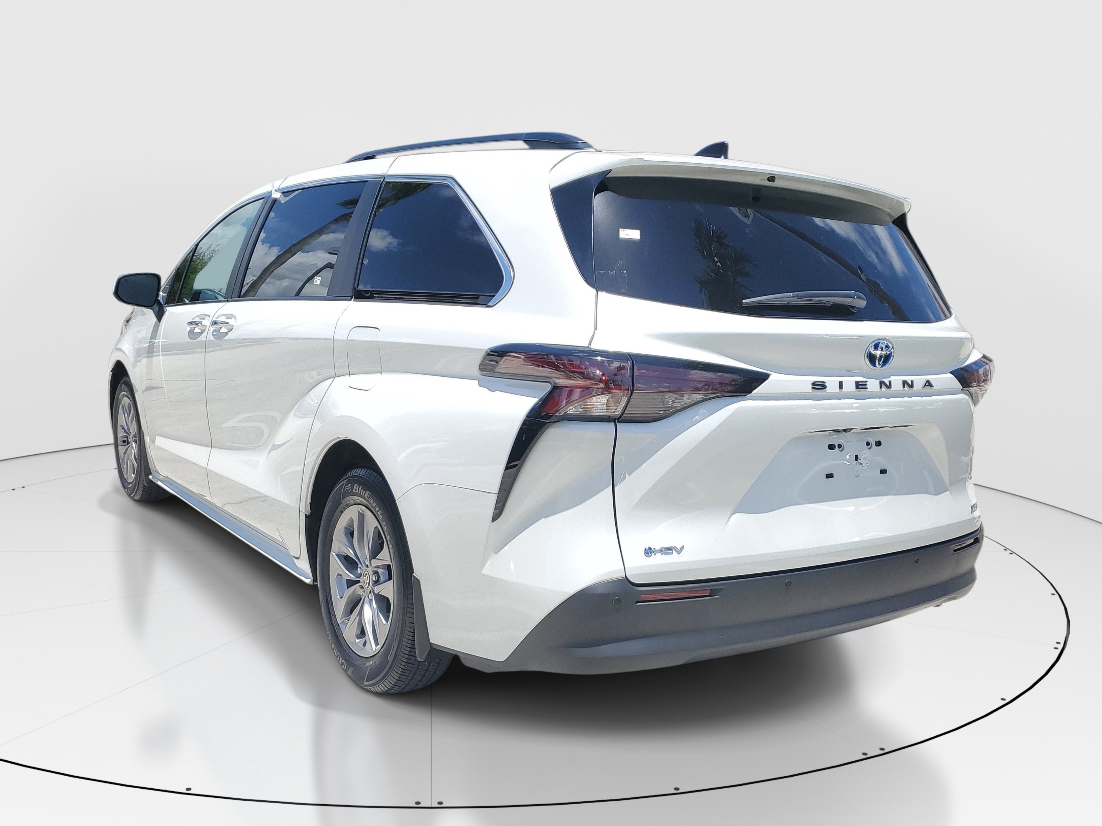 Certified 2025 Toyota Sienna XLE FWD image 4