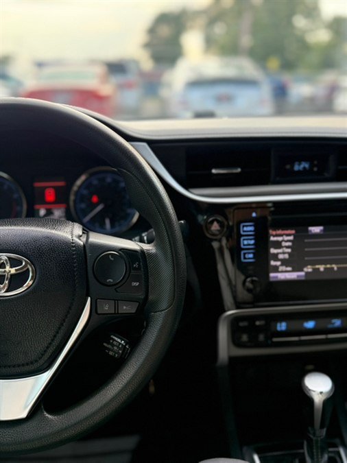 Used 2018 Toyota Corolla LE FWD image 12