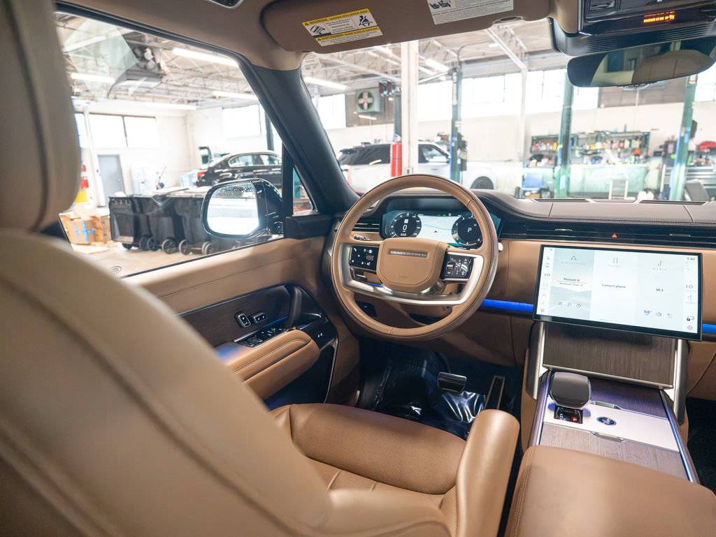Certified 2025 Land Rover Range Rover SE AWD/4WD image 18