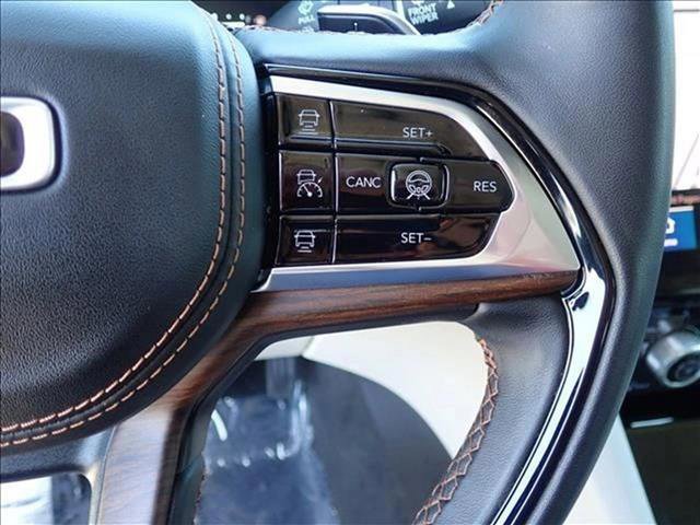 Used 2022 Jeep Grand Cherokee Summit w/ Advanced Protech Group IV AWD/4WD image 17