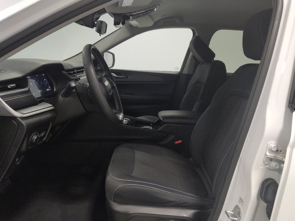 Used 2023 Jeep Grand Cherokee Laredo w/ Luxury Tech Group I AWD/4WD image 17