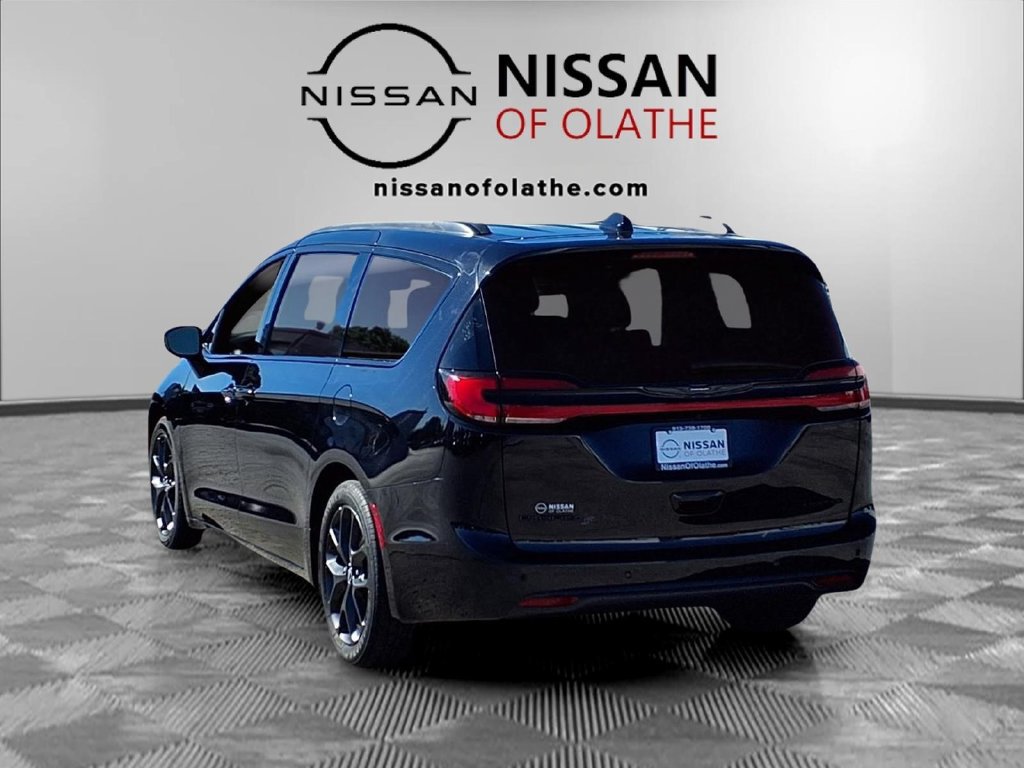 Used 2025 Chrysler Pacifica Limited FWD image 5