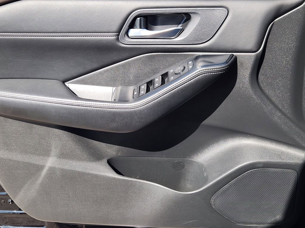 Used 2023 Nissan Rogue SV w/ SV Premium B Package FWD image 17