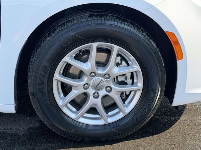 Used 2024 Chrysler Pacifica Touring-L image 7