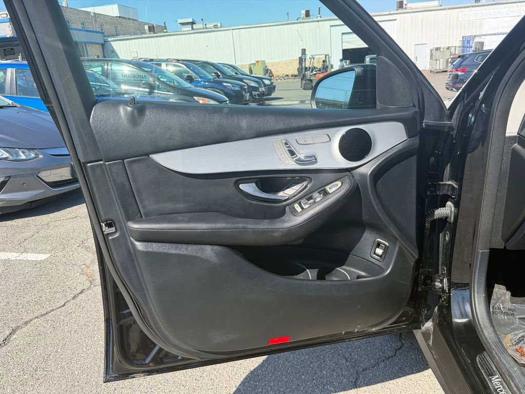 Used 2021 Mercedes-Benz GLC 300 4MATIC w/ Premium Package image 23