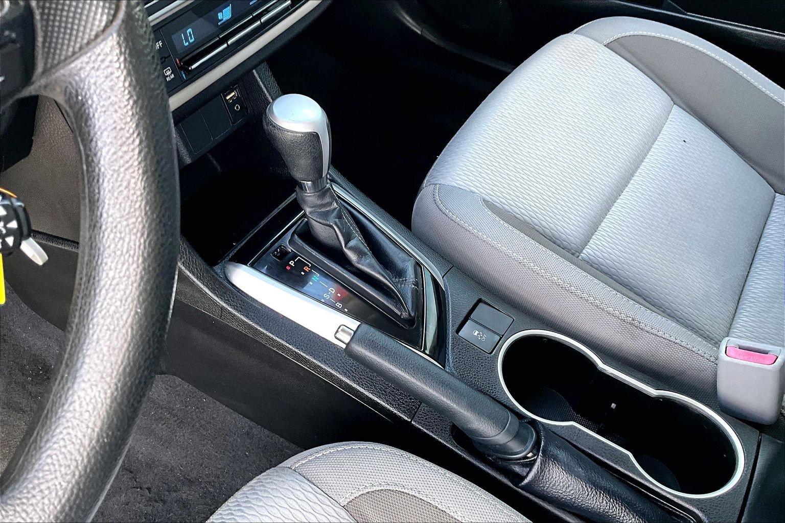 Used 2017 Toyota Corolla LE w/ Carpet Mat Package (TMS) FWD image 12
